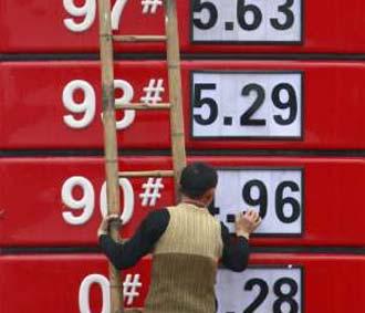 Thay bảng giá bên ngoài trạm xăng tại một tỉnh phía nam Trung Quốc. Người dân nước này cũng vừa đối mặt với một đợt tăng giá nhiên liệu - Ảnh: Reuters.