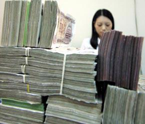 Giảm lãi suất huy động là giảm lợi ích của người gửi tiền - người nuôi sống và đồng hành cùng ngân hàng trong thời gian qua - Ảnh: Việt Tuấn.