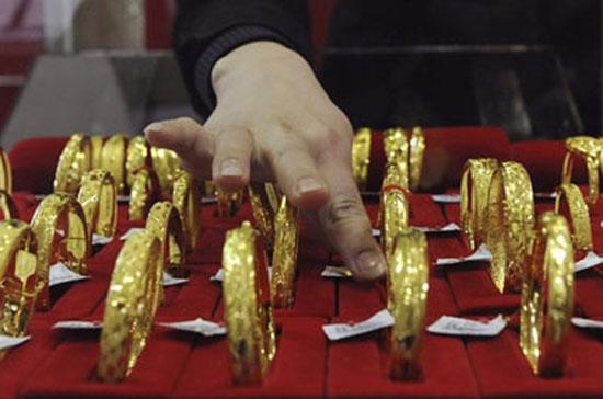 Lạm phát tăng cao khiến người dân Trung Quốc đổ xô tích trữ vàng - Ảnh: Reuters.