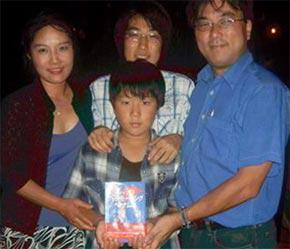 Nakagawa (phải) và gia đình với cuốn sách mới phát hành.