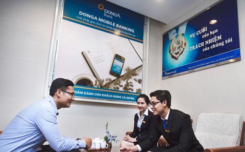 Chuyên viên DongA Bank đang tư vấn khách hàng về các gói vay.