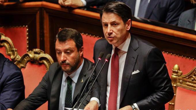 Thủ tướng Italy Giuseppe Conte tuyên bố từ chức trước Thượng viện ngày 20/8, ngồi bên phải ông là Matteo Salvini, người lãnh đạo Đảng Lega - Ảnh: AP.
