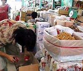 Các loại thực phẩm Trung Quốc được bày bán tràn ngập tại chợ Bình Tây, Tp.HCM - Ảnh: TT.