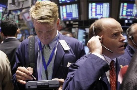 S&P 500 và Nasdaq có phiên giảm điểm thứ tư liên tiếp, còn Dow Jones dần xa mốc 10.000 điểm - Ảnh: AP.