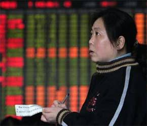 Một nhà đầu tư tại thị trường chứng khoán Thượng Hải, Trung Quốc - Ảnh: Reuters.