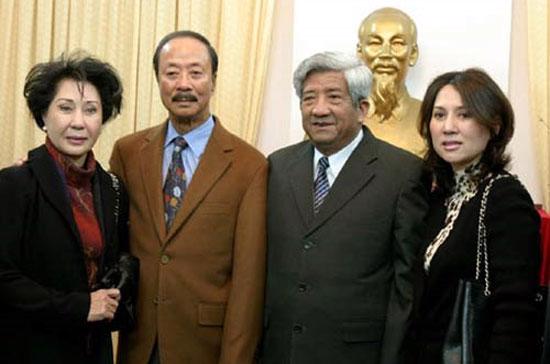 Ông Nguyễn Cao Kỳ (thứ hai từ trái sang) cùng vợ và nguyên Chủ tịch Mặt trận Tổ quốc Phạm Thế Duyệt, trong một lần về Việt Nam.