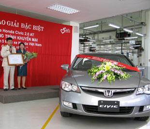 Khách hàng Bùi Đức Giang nhận chiếc Civic 2.0 AT tại đại lý Mỹ Đình, Hà Nội.