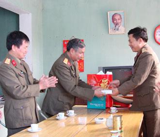 Đại diện Viettel trao quà cho các đơn vị.