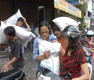 Tranh nhau mua gạo tại một đại lý trên đường Tô Hiến Thành, quận 10, Tp.HCM.