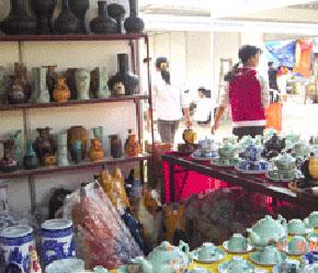 Hàng hóa Trung Quốc được bày bán tại các hội chợ Việt Nam.