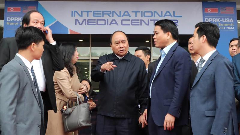 Thủ tướng kiểm tra tại Trung tâm báo chí quốc tế - Ảnh: Quang Phúc.
