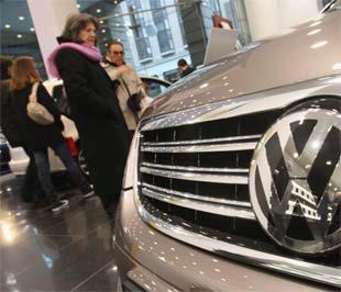 Tại một showroom xe hơi tại Berlin, Đức, ngày 27/2 vừa qua. Ngành công nghiệp ôtô của Đức đã chịu không ít khó khăn do suy thoái kinh tế toàn cầu - Ảnh: Getty Images.