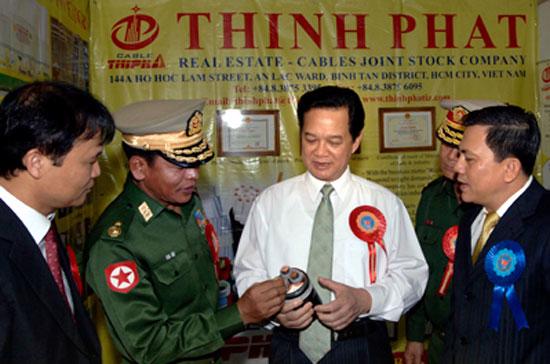 Thủ tướng Nguyễn Tấn Dũng thăm một gian hàng Việt Nam tại Hội chợ -  Ảnh: Chinhphu.vn.