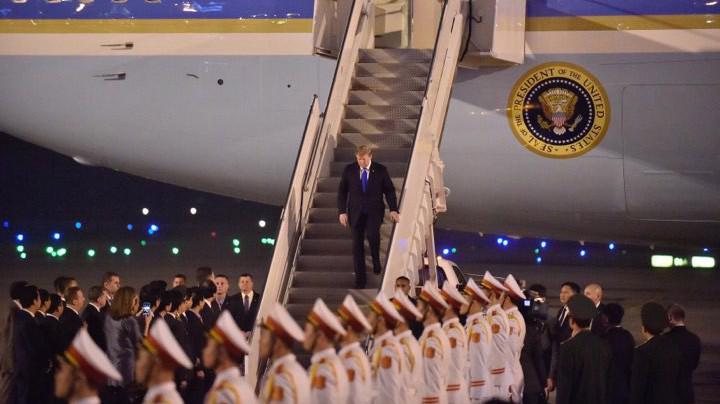 Tổng thống Mỹ Donald Trump trong lễ đón tại sân bay Nội Bài tối 26/2 - Ảnh: Gia Linh.