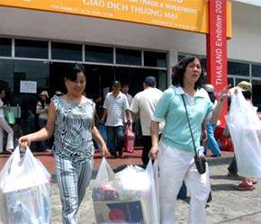 Người tiêu dùng Tp.HCM mua các loại hàng Thái Lan tại triển lãm hàng Thái Lan năm 2007, diễn ra tại Trung tâm Hội chợ triển lãm quốc tế Tp.HCM.