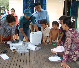 Metfone triển khai dịch vụ điện thoại cố định không dây tại vùng nông thôn Campuchia - Ảnh: Mạnh Hùng.