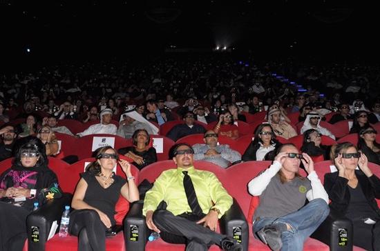 Đeo kính để xem phiên bản 3D của Avatar tại Liên hoan phim Quốc tế Dubai, tổ chức tháng 12/2009 - Ảnh: Getty Images.