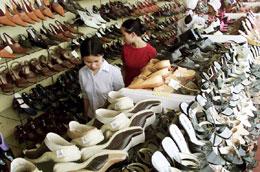 Việt Nam hiện có khoảng 800 doanh nghiệp với năng lực sản xuất 780 triệu đôi giày dép một năm - Ảnh: Việt Tuấn.
