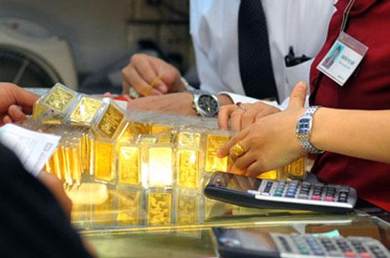 Giới kinh doanh vàng xôn xao trước thông tin Ngân hàng Nhà nước sắp “xóa bỏ kinh doanh “vàng miếng” trên thị trường tự do”.