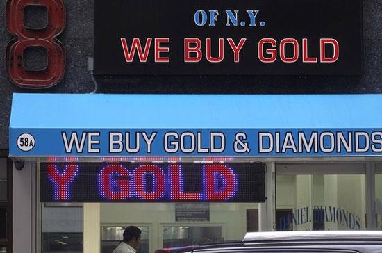 Một điểm mua vàng tại New York, Mỹ. Trong phiên giao dịch ngày 8/10 tại New York, giá vàng phục hồi mạnh sau phiên giảm sâu trước đó - Ảnh: Getty.