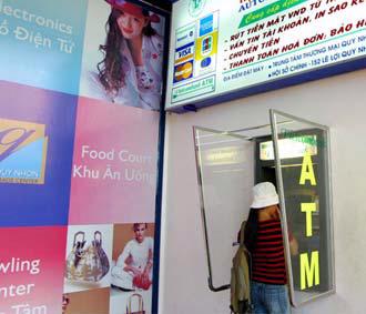 Hiện trung bình 20.000 - 30.000 người mới có một máy ATM - Ảnh: Việt Tuấn.