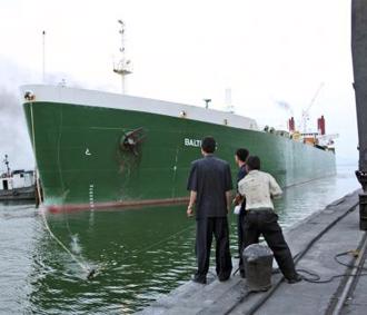 Một chuyến tàu chở hàng cứu trợ đến cho CHDCND Triều Tiên - Ảnh: AP.