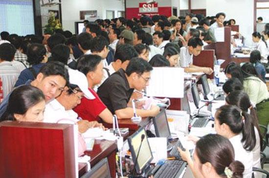 Trong 10 năm thăng trầm vừa qua, thị trường chứng khoán Việt Nam đã đón thêm nhiều nhà đầu tư mới nhưng cũng chứng kiến sự bỏ cuộc của không ít người - Ảnh: Lê Toàn.