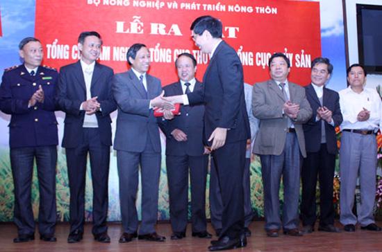 Bộ trưởng Bộ Nông nghiệp và Phát triển nông thôn Cao Đức Phát trao con dấu cho Tổng cục Lâm nghiệp - Ảnh: Chinhphu.vn
