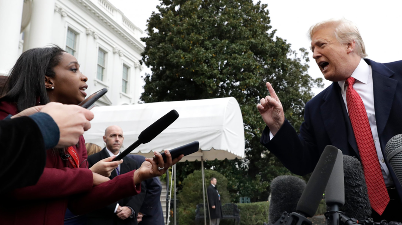 Tổng thống Mỹ Donald Trump trả lời báo giới trước cửa Nhà Trắng - Ảnh: AP.