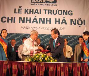 Đại diện Ngân hàng Kiên Long và Saigontourist ký thỏa thuận hợp tác - Ảnh:Từ Nguyên.