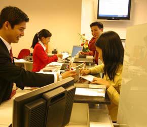 Tại một điểm giao dịch của HSBC - ngân hàng vừa tuyên bố có thể sẽ mở ngân hàng con 100% vốn nước ngoài tại Việt Nam - Ảnh: Việt Tuấn.