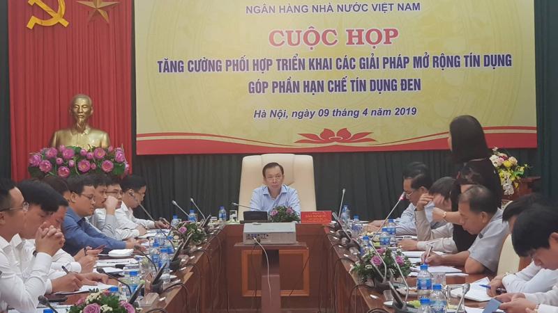 Ông Đào Minh Tú, Phó thống đốc Ngân hàng Nhà nước chủ trì cuộc họp bàn về giải pháp đẩy lùi tín dụng đen ngày 9/4.