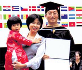 Gia đình Tuấn Anh ngày tốt nghiệp thạc sĩ tại Mỹ.