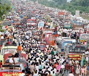 Hai phe biểu tình ủng hộ và phản đối nhà máy của Tata phong tỏa cả con đường quốc lộ ở bang Tây Bengal, Ấn Độ.