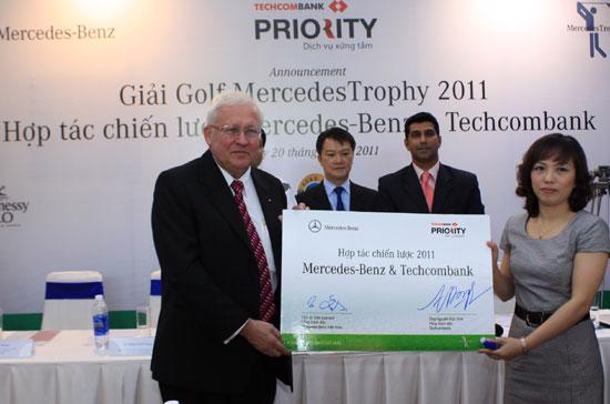 Đại diện Mercedes-Benz Việt Nam và Techcombank tại lễ ký kết hợp tác chiến lược.