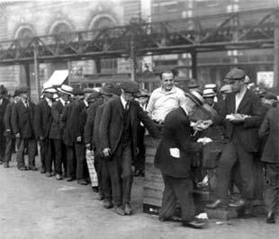 Dòng người xếp hàng chờ phát đồ cứu trợ những năm 1930 tại Mỹ.