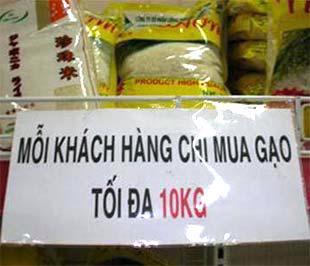 Có siêu thị đã phải hạn chế lượng gạo bán cho mỗi khách hàng trong đợt "sốt" giá gạo mấy tháng trước đây.