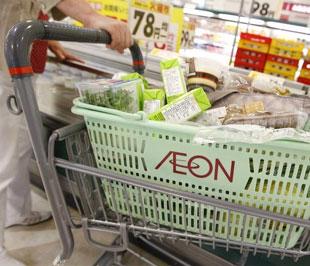 Tại một siêu thị ở Tokyo (Nhật Bản). Theo Báo cáo Chi phí sinh hoạt 2009 của hãng tư vấn quốc tế Mercer, chi phí sinh hoạt tại thủ đô của nước Nhật năm nay đã tăng 13,1% so với năm ngoái - Ảnh: AP.