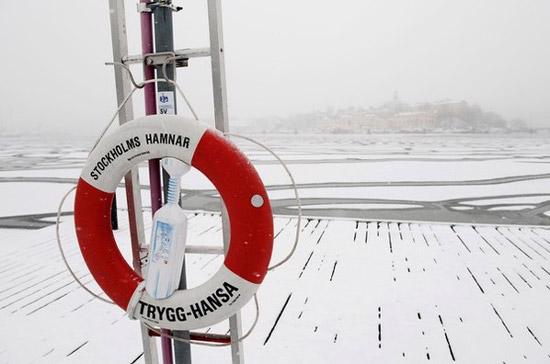 Giữa cảnh tuyết phủ trắng xóa, màu đỏ của chiếc phao cứu sinh trên bờ một con sông ở Thụy Điển trở nên nổi hơn bất cứ lúc nào - Ảnh: Getty.