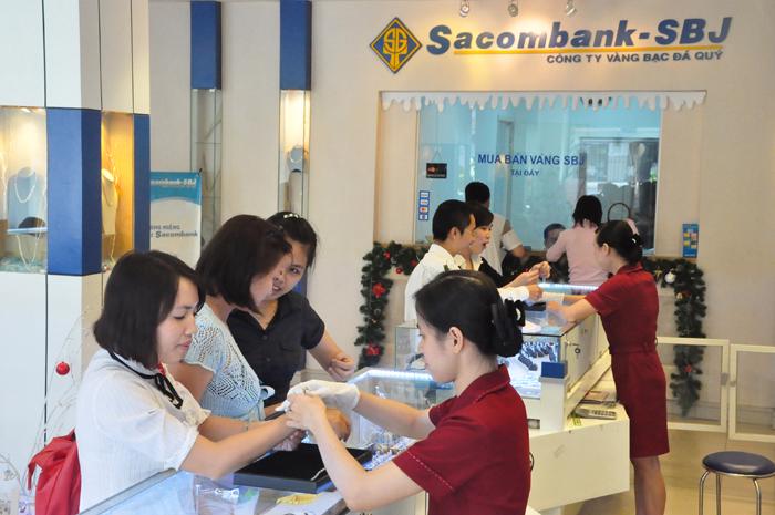 Khách hàng mua trang sức tại một cửa hàng của Sacombank-SBJ.