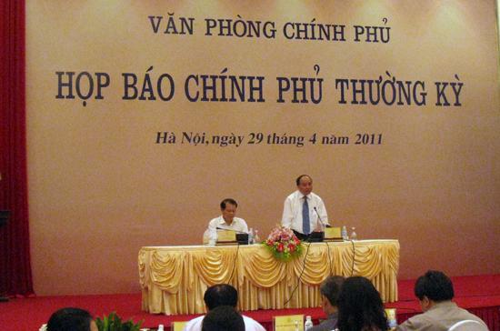 Bộ trưởng Nguyễn Xuân Phúc và Vũ Văn Ninh chủ trì buổi họp báo chiều 29/4.