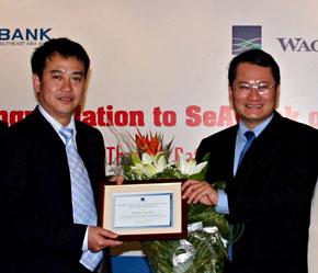 Đại diện SeABank nhận giải thưởng từ Wachovia Bank.