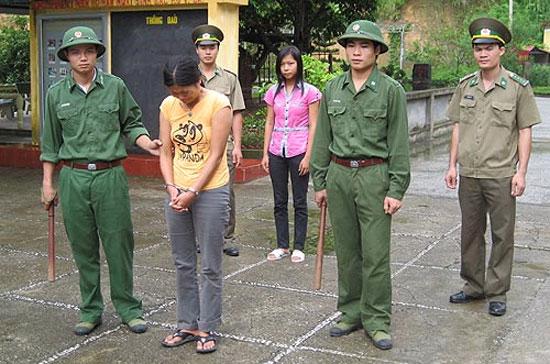 Một đối tượng buôn người qua biên giới bị bộ đội biên phòng tỉnh Lạng Sơn bắt giữ năm 2010 - Ảnh: NLĐ.