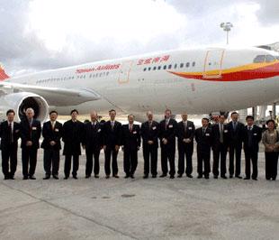 Máy bay và đội ngũ nhân viên của Hainam Airlines.