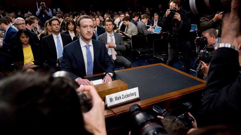 Mark Zuckerberg trong phiên điều trần ngày 10/4 - Ảnh: AP.