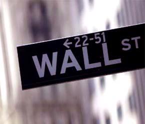Một biển chỉ đường tại phố Wall (New York, Mỹ) - trung tâm tài chính hàng đầu thế giới. Tháng 10/2005, lần đầu tiên trái phiếu của Chính phủ Việt Nam đã được phát hành ra thị trường quốc tế - Ảnh: Reuters.