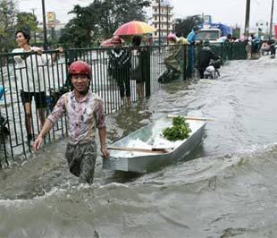 Cảnh đi mua thức ăn tại vùng ngập lụt - Ảnh: VNN.