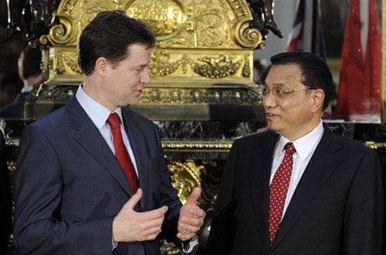 Phó thủ tướng Anh Nick Clegg (trái) và người đồng cấp Trung Quốc Lý Khắc Cường - Ảnh: AP.