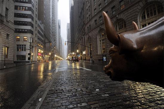 Chú bò Phố Wall - biểu tượng sự mạnh mẽ về tài chính của nước Mỹ - nhìn về một tương lai u ám.