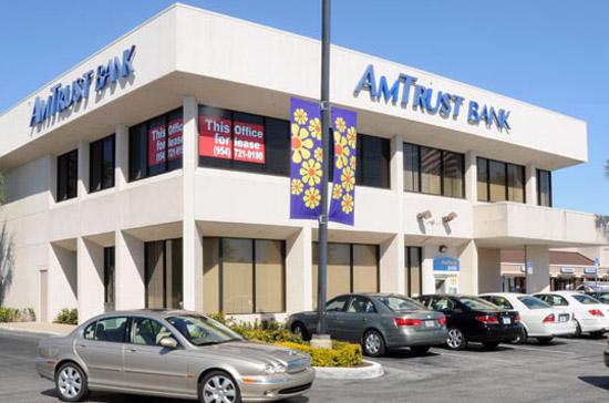 AmTrust Bank có tổng trị giá tài sản 12 tỷ USD và 8 tỷ USD tiền gửi của khách hàng. 